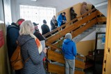 Białystok. Ludzie stoją w długich kolejkach, by złożyć papierowy wniosek o paszport. Tymczasem już niedługo - elektronicznie