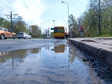 Awaria wodna na alei Politechniki w Łodzi. Uwaga utrudnienia na drodze. Prawym pasem jezdni płynie woda, pas wyłączony z ruchu