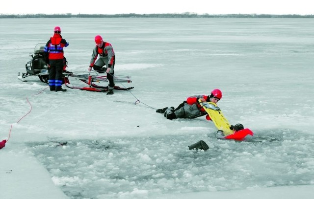 Jedną z atrakcji Wielkiego Święta Lodu będzie pokaz ratownictwa na lodzie. Na zdjęciu ratownicy Mazurskiego WOPR na jeziorze Niegocin.