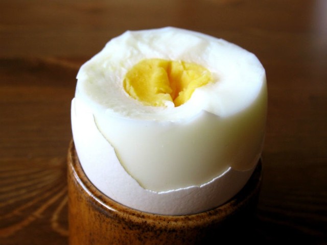 Jajko zawiera doskonałej jakości tłuszcze i białko, a także niemal wszystkie potrzebne do życia minerały i oraz witaminy .