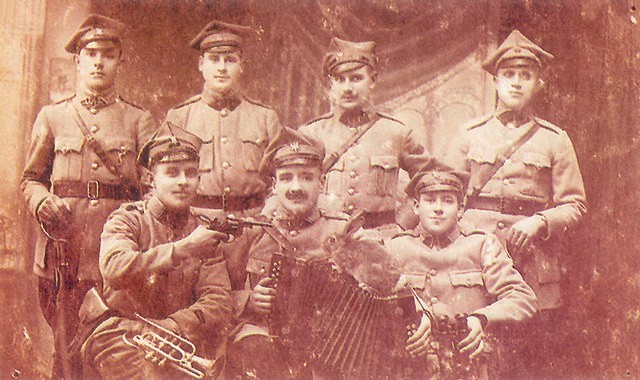 Wojciech Maciejewski (pierwszy od prawej) z grupą żołnierzy...