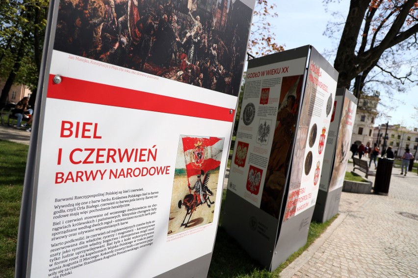 Polskie symbole narodowe. Wyjątkowa wystawa na placu Litewskim już otwarta [ZDJĘCIA]