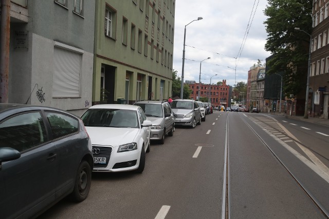 Temat zaparkowanych aut pojawił się przy okazji bezpieczeństwa pieszych na ulicy Niemierzyńskiej