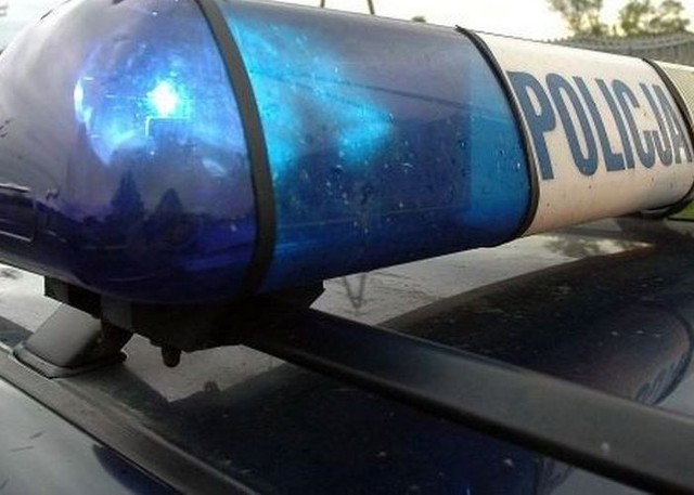Szczecin: kierowca zasłabł w samochodzie, auto uderzyło w budynek. Dzięki pomocy policjantów 75-latek żyje.
