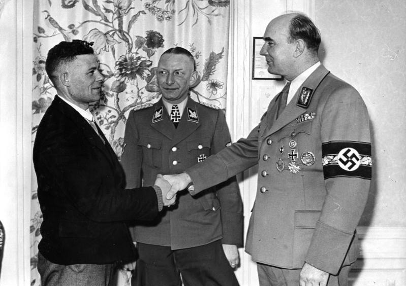 Marzec 1944 - Heinz Reinefarth (w środku) wraz z Arthurem...
