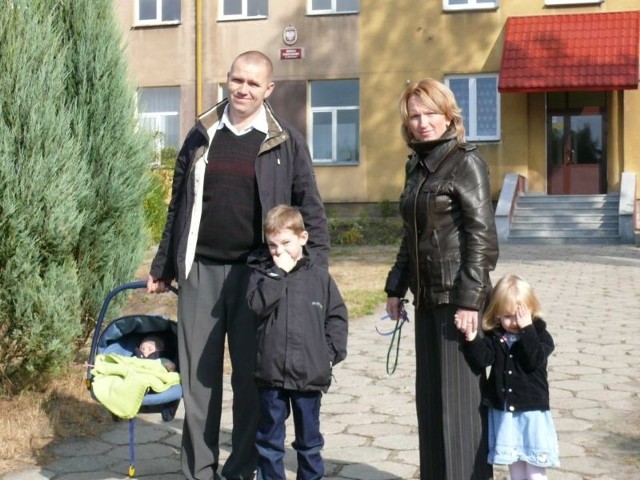 Artur i Iwona Jaroniowie wybrali się na wybory z trójką swoich uroczych dzieciaków.