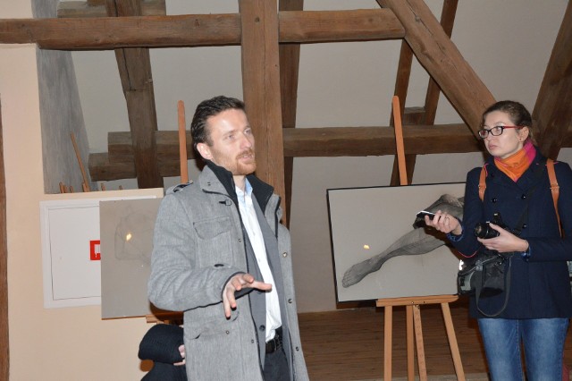 Maciej Jarczyński najpierw pokazał swój krótkometrażowy film „Więcej niż śpiew”, potem zaprosił na wystawę malarstwa.