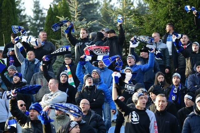 Około 500 kibiców, w tym większość fanów Zawiszy, obserwowało ostatni mecz w rundzie jesiennej w I grupie V ligi, w którym bydgoszczanie grali w Więcborku z miejscowym Gromem. Spotkanie poziomem nie porwało, ale kibice dobrze bawili się na trybunach i mocno dopingowali. Zawisza wygrał 1:0 po golu Bartosza Stoppela. Bydgoszczanie rundę jesienną zakończyli na 1. miejscu. Z kolei Grom jest przedostatni. Runda wiosenna zostanie wznowiona w połowie marca 2019 roku.Flesz - bezpieczne dziecko. To musisz wiedzieć!