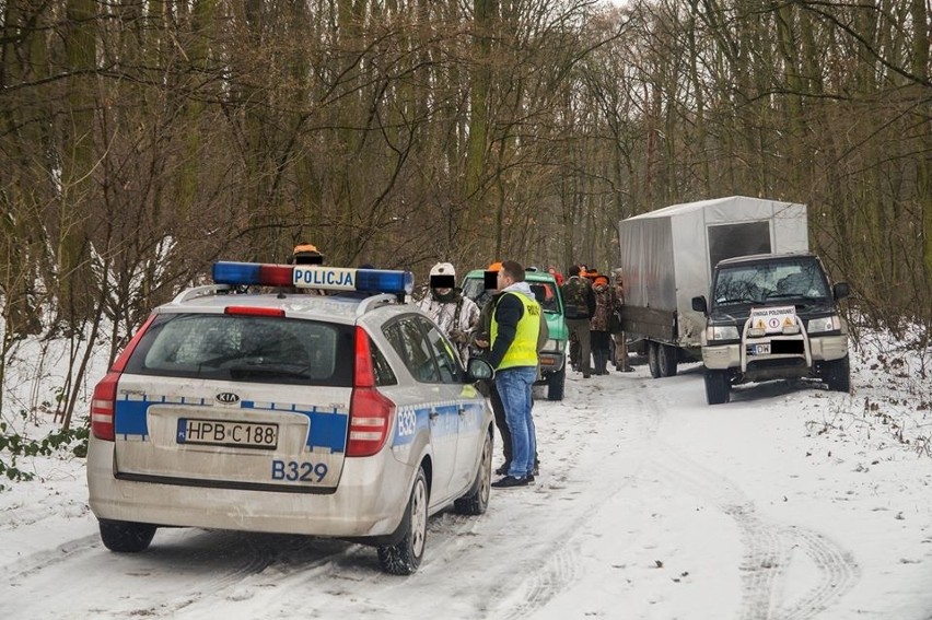 Aktywiści pokrzyżowali plany myśliwym pod Wrocławiem. Dwa razy wzywano policję (ZDJĘCIA)