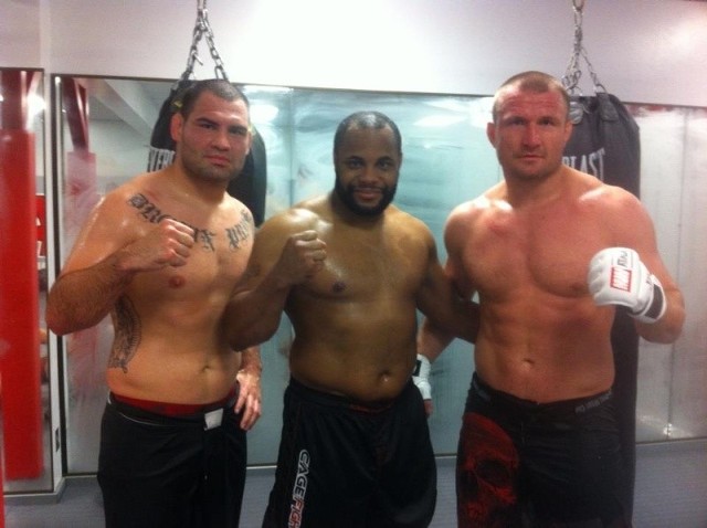 Damian Grabowski (z prawej) ćwiczy w USA z gwiazdami światowego MMA: Cainem Velasquezem  (z lewej) i Danielem Cormierem (w środku).
