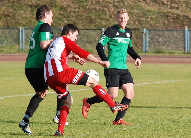 Piłkarze Nidy Sobków przegrali w wyjazdowym spotkaniu z Grodem Wiślica 2:3. W środku piłkarz Nidy Grzegorz Sułek.