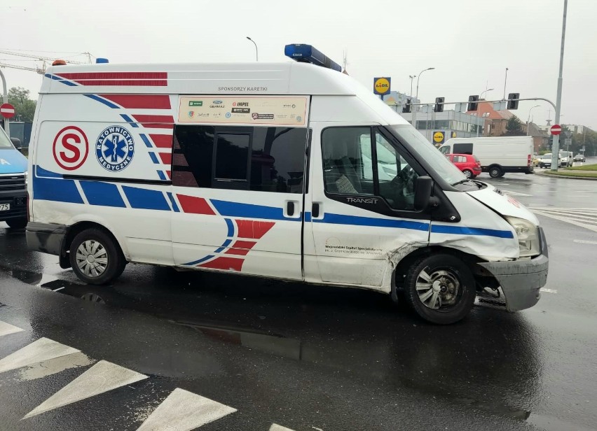 Wypadek z udziałem karetki na ul. Borowskiej we Wrocławiu