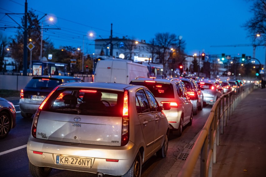 Kraków. Ogromne korki w całym mieście. Krakowianie wyjeżdżają na długi weekend [ZDJĘCIA]