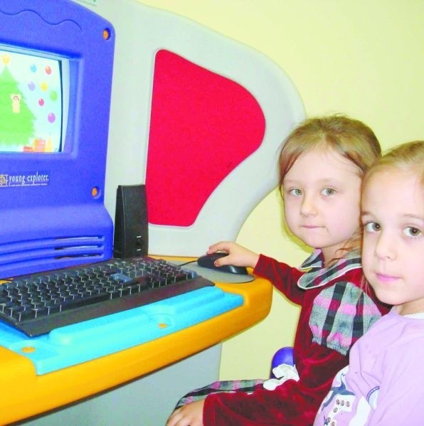 Hania (z prawej) i Zuzia z przedszkola Ekoludki w Ełku bardzo lubią naukę przy kolorowym komputerze