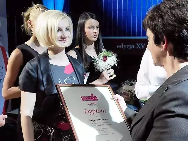 Małgorzata Daniel odbiera dyplom i gratulacje od wojewody Ewy Mes