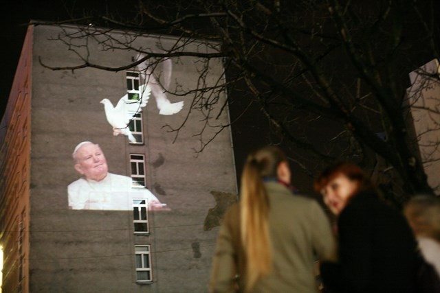 Widowisko multimedialne w Katowicach pt. Jan Paweł II – Święty z bliska