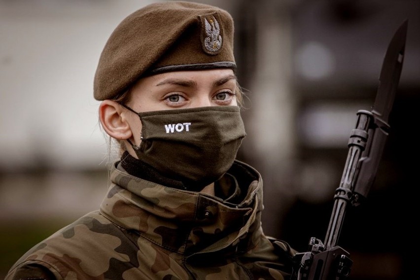 76 nowo przyjętych terytorialsów złożyło przysięgę wojskową na sztandar 1 Podlaskiej Brygady OT. Aż 30 procent to kobiety (zdjęcia)