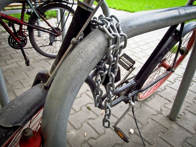 Złodziej roweru z bydgoskiego Śródmieścia został zidentyfikowany. Policja go szuka