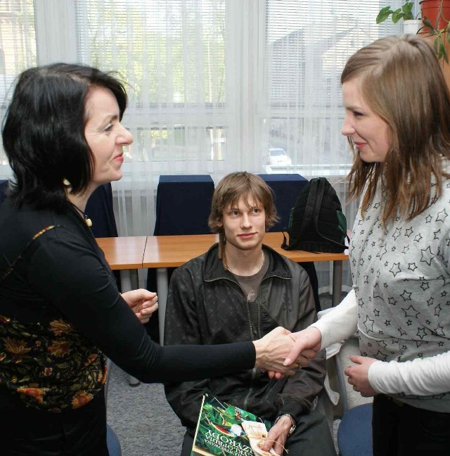 Na zdjęciu gratulacje składają sobie zwyciężczynie konkursu Jolanta Krajewska i Marta Domańska.