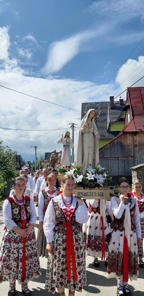 Podhale. Procesje Bożego Ciała po góralsku. Księża i wierni przeszli modląc się przy czterech ołtarzach 