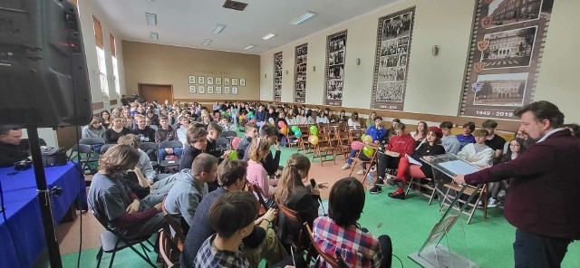 W debacie w II LO w Koszalinie wzięło udział niemal 200 uczniów