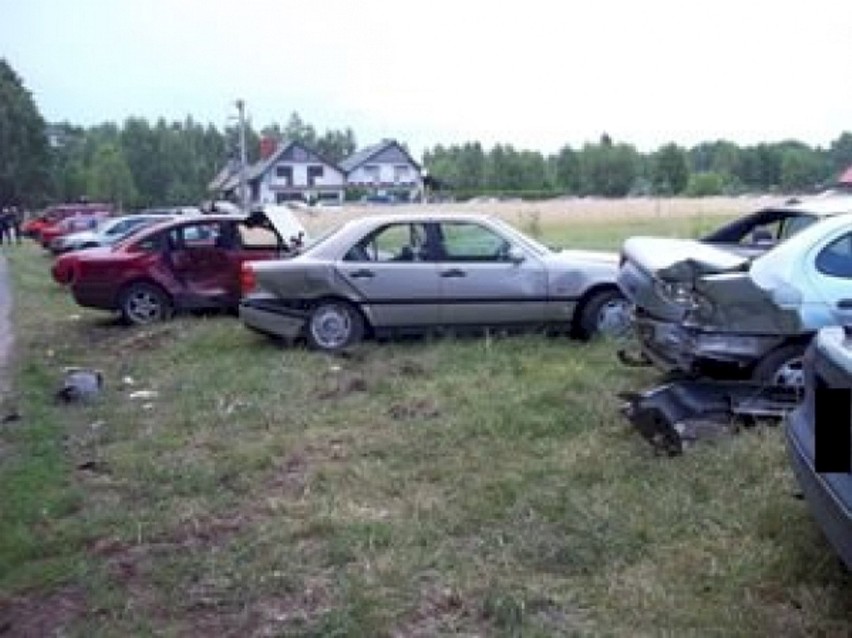 Firlej: Pijany 18-latek bez prawa jazdy rozbił 8 samochodów (ZDJĘCIA)