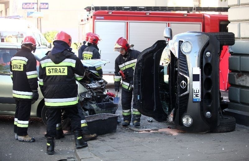 Wypadek Gdańska 6 Sierpnia. Nissan uderzył w budynek i przewrócił się na bok [ZDJĘCIA]