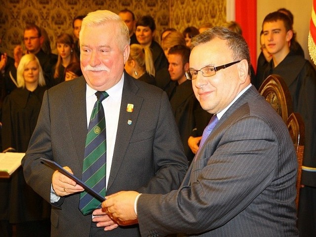 Lech Wałęsa w 2010 roku odebrał tytuł honorowego obywatela Opola.
