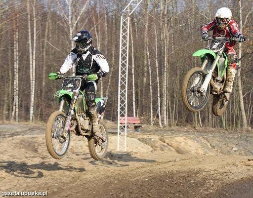 Patryk Dudek (z lewej) i Adam Strzelec podczas ubiegłorocznego zgrupowania na torze crossowym w Bogatyni