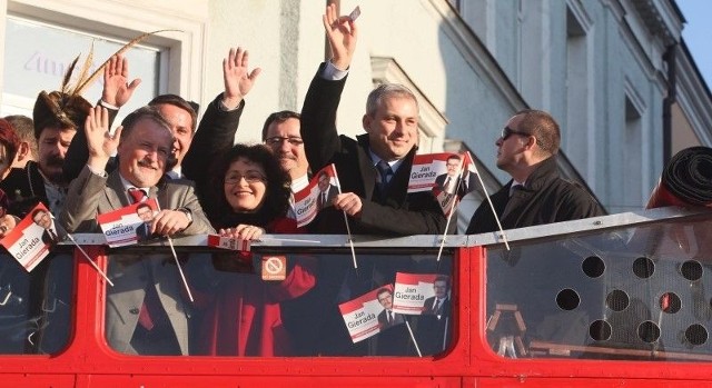 Kandydaci SLD wraz ze swoim partyjnym szefem odbyli przejażdżkę po Kielcach piętrowym autobusem