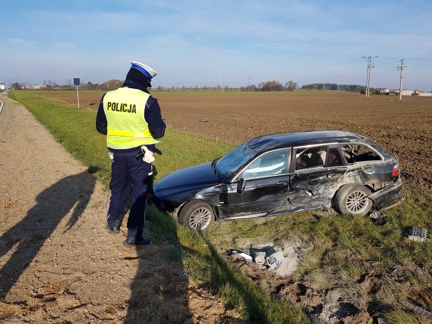 Wypadek na obwodnicy Dąbrowy Białostockiej. Zderzenie trzech aut na wysokości ul. Sportowej. Jedna osoba ranna