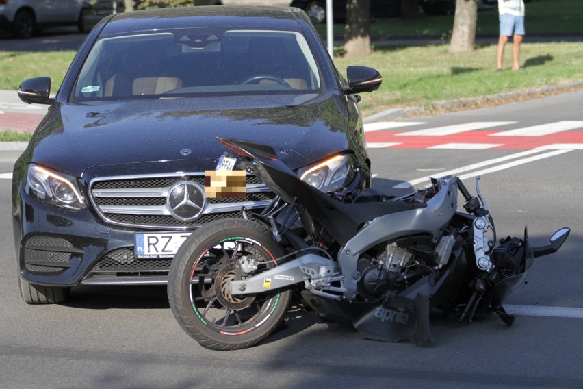 Wypadek w Tarnobrzegu. W zderzeniu z mercedesem ranny został 17-letni motocyklista (ZDJĘCIA)