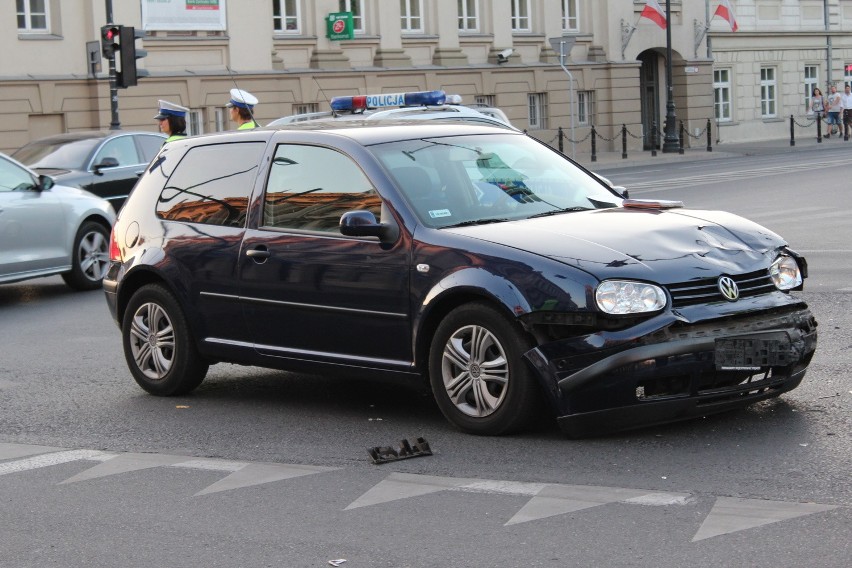 Zderzenie samochodu z motocyklem na Krakowskim Przedmieściu