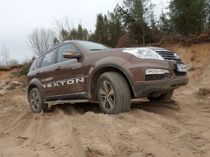 Rexton W poradzi sobie wszędzie. Pułapki drogowe dla niego nie istnieją