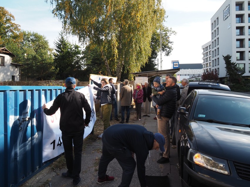 Drzewa w Łodzi znów wycięte! Deweloper wyciął drzewa na Rembielińskiego. Sąsiedzi nie zdążyli obronić drzew przed piłami