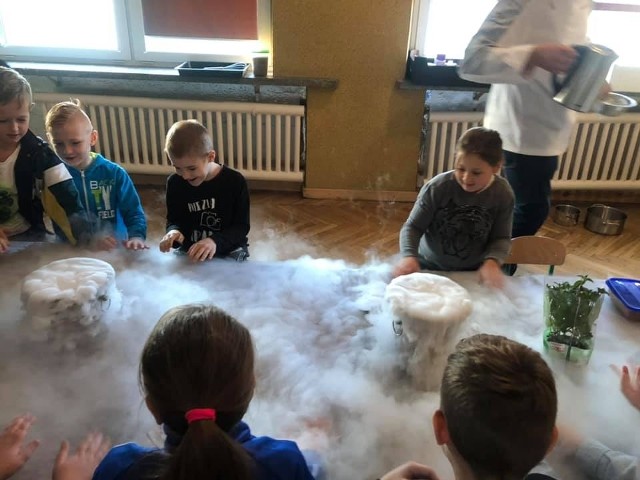 Warsztaty kulinarne w szkole w Krzcięcicach. Spektakularną atrakcją był ciekły azot.