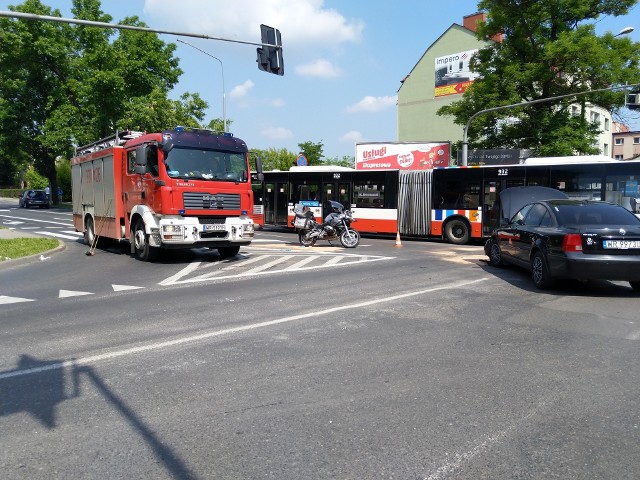 Samochód osobowy i motocykl zderzyły się na skrzyżowaniu ulic Kelles - Krauza i 25 Czerwca.