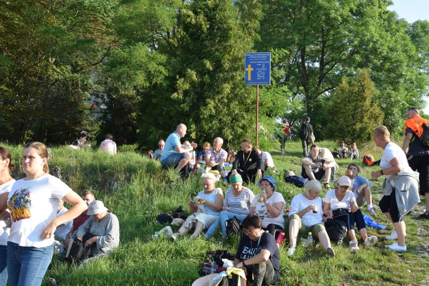 Uczestnicy 41. Kieleckiej Pieszej Pielgrzymki na Jasną Górę mają za sobą pierwszy dzień pielgrzymowania do Częstochowy. Zobaczcie zdjęcia