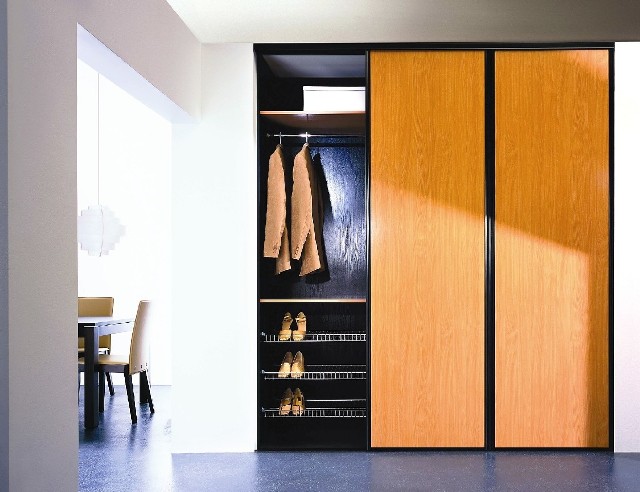 Szafy z drzwiami przesuwnymi można łatwo wykorzystać do kształtowania przestrzeni w mieszkaniu.