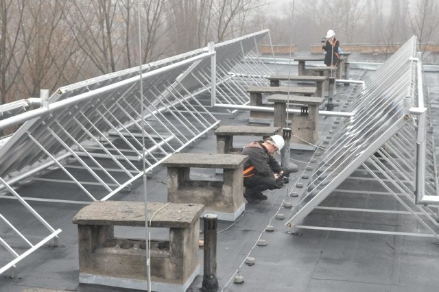 Na dachu budynku ginekologiczno-położniczego zamontowano 80 kolektorów słonecznych.