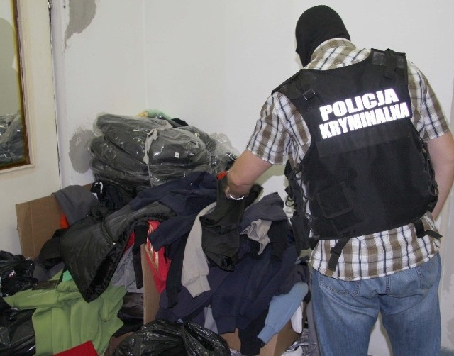 Policjanci znaleźli w mieszkaniu radomianki kilkaset sztuk podrabianych ubrań i budtów.
