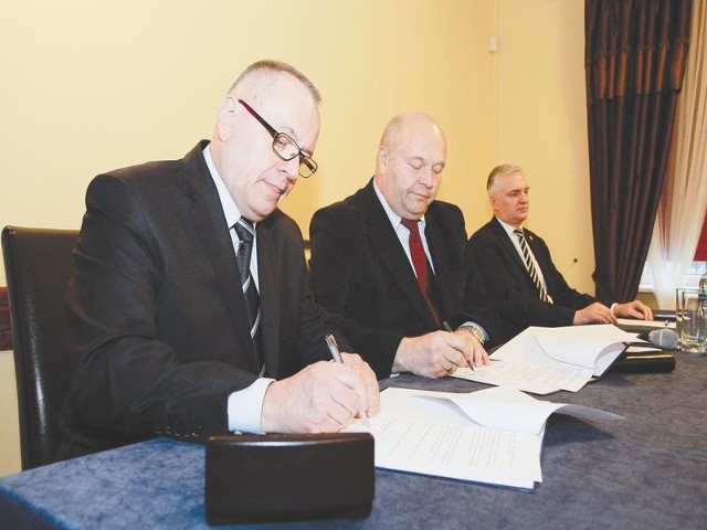 Umowę ze strony uczelni podpisał prof. Lech Dzienis, w środę wybrany na rektora PB, a z drugiej strony Witold Karczewski, prezes IP-H.