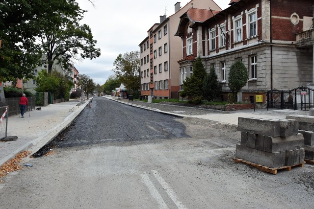 Mieszkańcy budynków przy ul. Oleskiej 8 i 10 nie chcą asfaltowego ciągu pieszo-rowerowego przed ich nieruchomościami. Woleliby, aby ułożyć tam bruk.