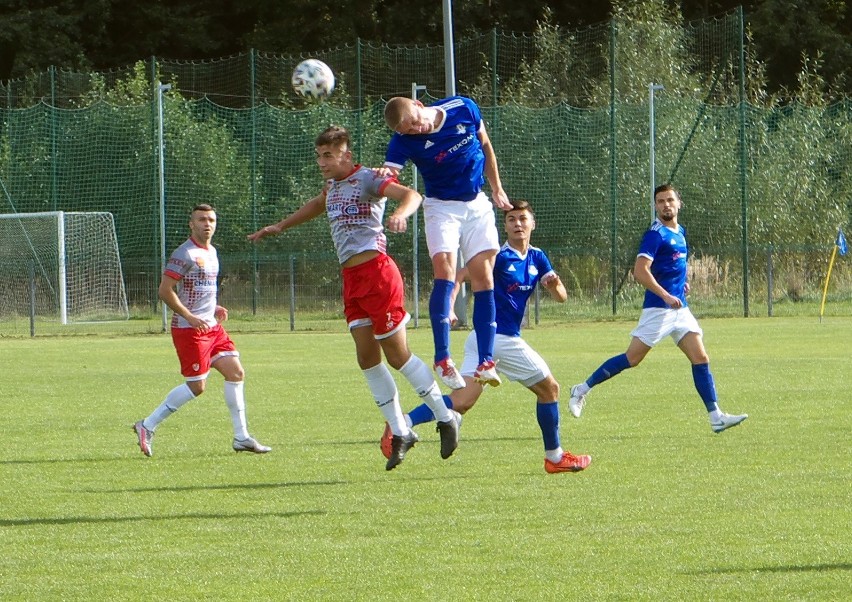 Sokół Sieniawa (niebiesko-białe stroje) zremisował z KS...