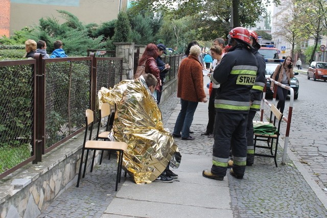 Uczniowie, którym lekarze udzielali pomocy mieli duszności i zawroty głowy.