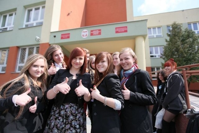 Egzamin był łatwiejszy niż próbne testy &#8211; mówi Marta Błażewicz (na zdjęciu w środku) uczennica gimnazjum nr 14 przy ul. Upalnej