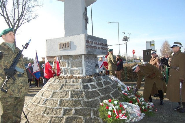 Kwiaty pod pomnikiem w Zamościu składają przedstawiciele koła przyjaciół 16. pułki ułanów wielkopolskich  im.  gen. dywizji Gustawa Orlicz-Deresza.