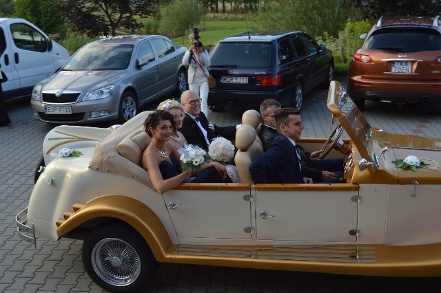 Mateusz Bomba wraz z żoną Beatą w drodze na przyjęcie weselne.