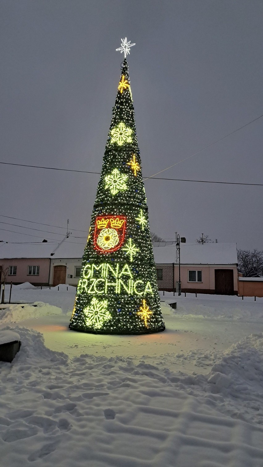 W Pierzchnicy już świątecznie. Choinka i iluminacje pięknie zdobią zimowy krajobraz miasta