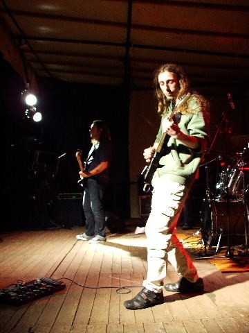Grupa Azyl P powstała w Szydłowcu, będąc w latach osiemdziesiątych zeszłego wieku, jednym z najbardziej znaczących zespołów na polskiej scenie rockowej. Jej lider, Andrzej Siewierski w 2007 roku nagrał solowy album &#8222;Samotny żagiel&#8221;, który jednak nie został wypromowany. Artysta zginął tragicznie 28 grudnia 2007 roku niedaleko Szydłowca.